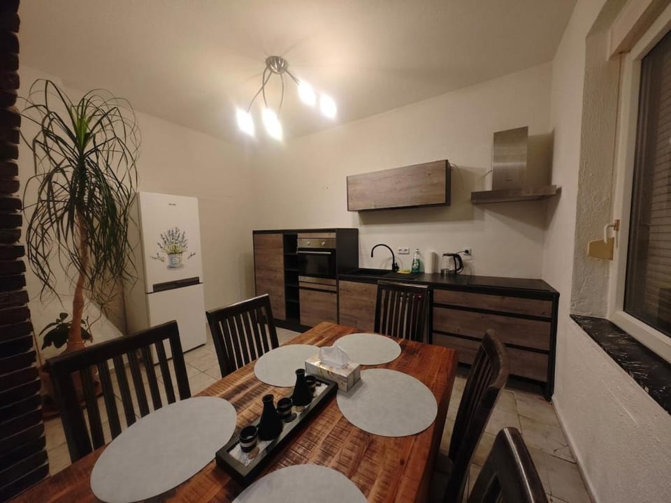 Kitchen or kitchenette, Dining area, oven, stove