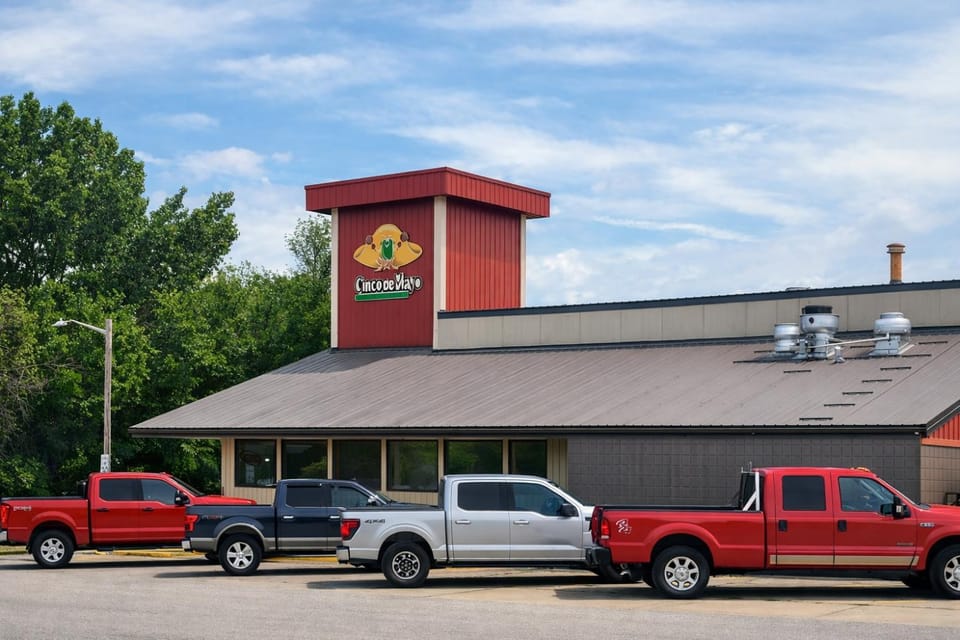 Restaurant/places to eat, Lounge or bar, On site, Location