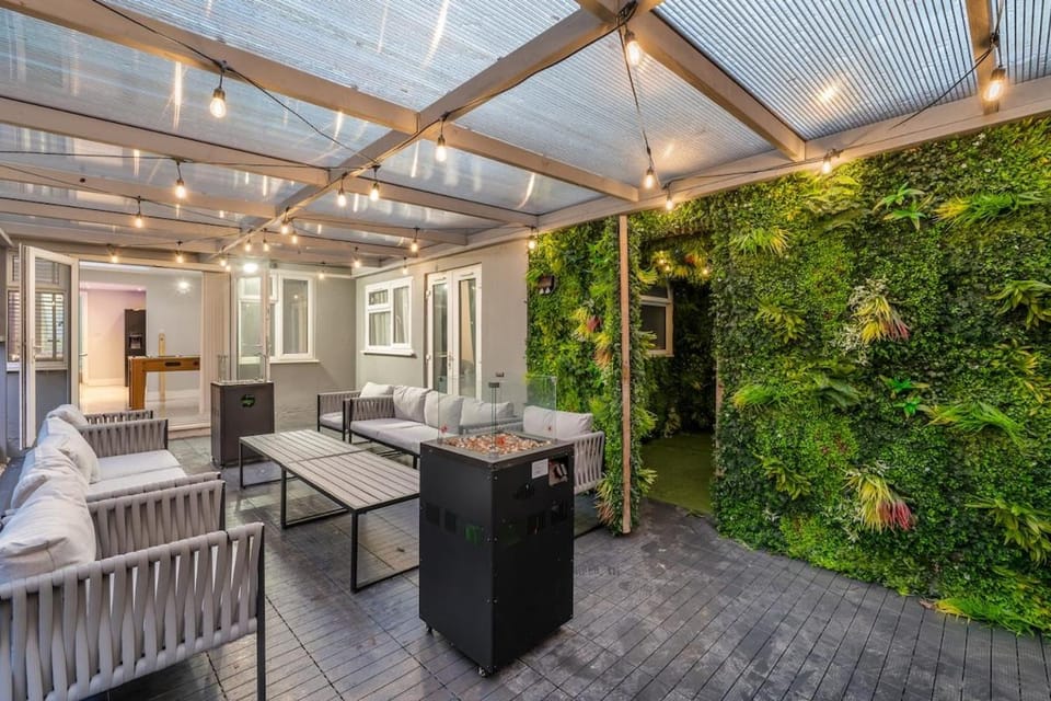 Luxe 5BR Family Retreat w/ Hot Tub & Pool Table House in Uxbridge