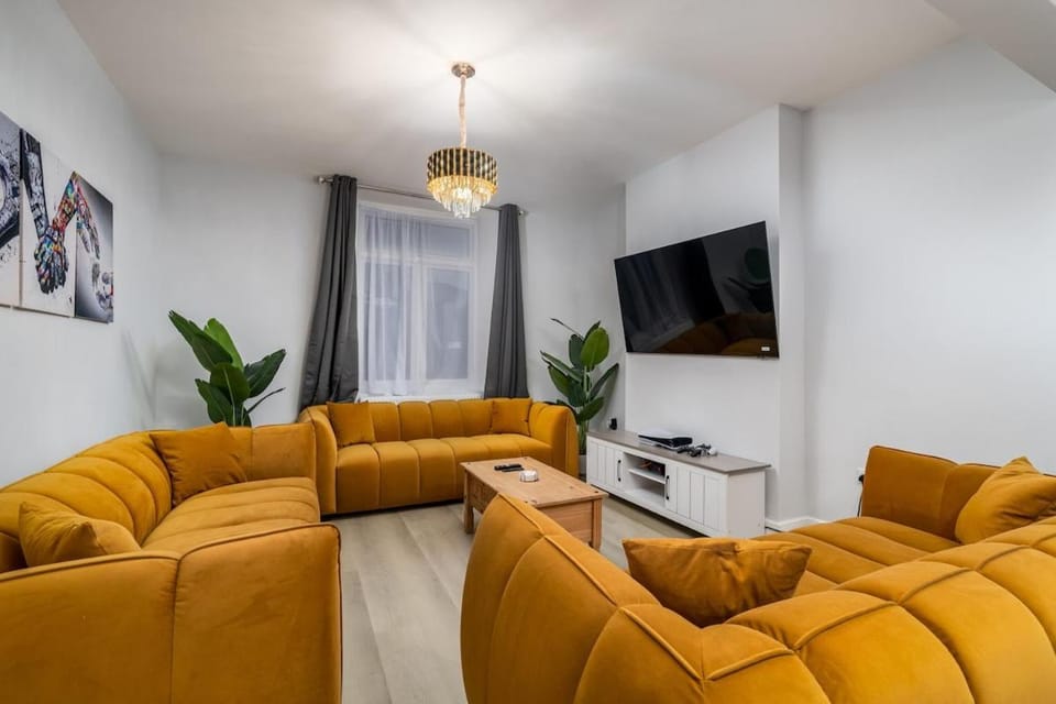 Luxe 5BR Family Retreat w/ Hot Tub & Pool Table House in Uxbridge