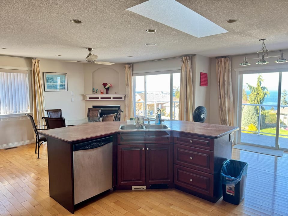 Spacious 2-Bedroom Main Level with 180 Degree Ocean Views in Nanaimo Bed and Breakfast in Nanaimo