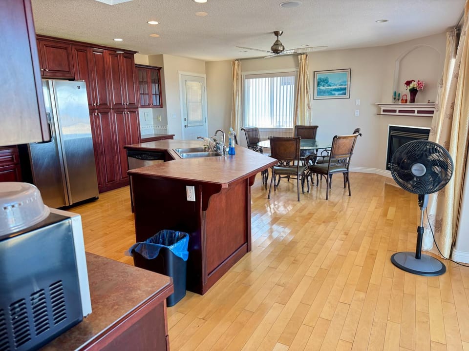 Spacious 2-Bedroom Main Level with Panoramic Ocean Views in Nanaimo Bed and Breakfast in Nanaimo