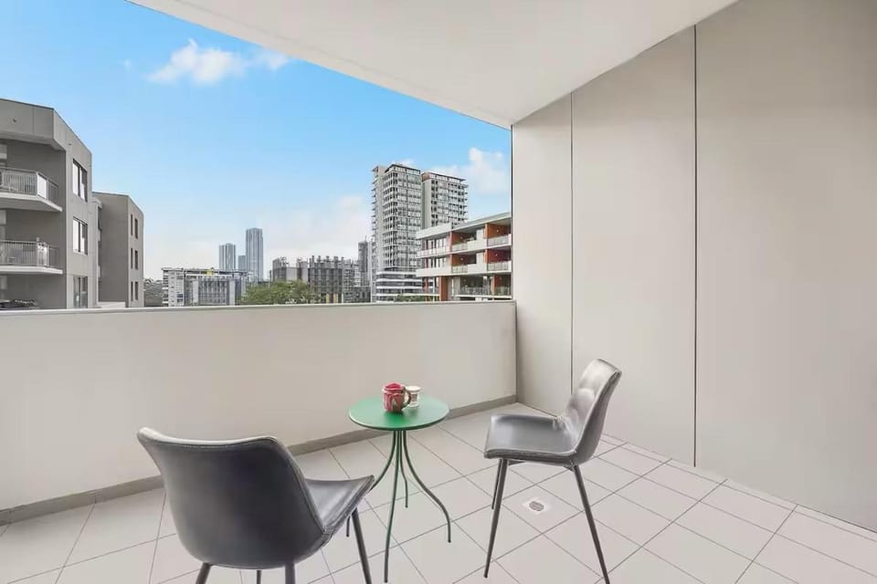 Staycation Vibes Resort-Style 2BR Pool & Gym Apartment in Sydney