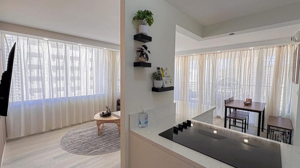 Waikiki Beach & Diamond Head View 18F Luxe 1B Apartment in Honolulu