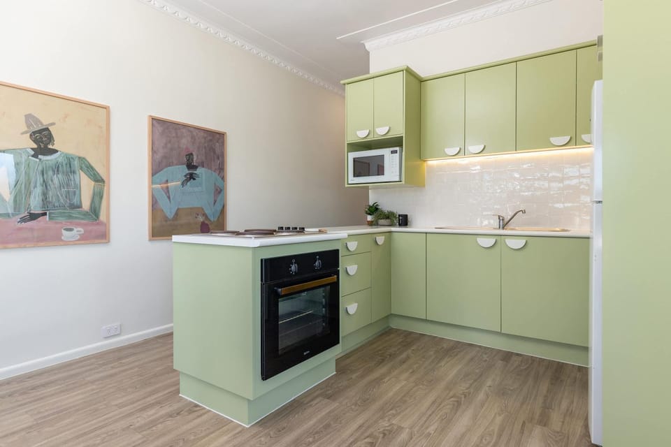 Kitchen or kitchenette, oven, pet friendly, stove