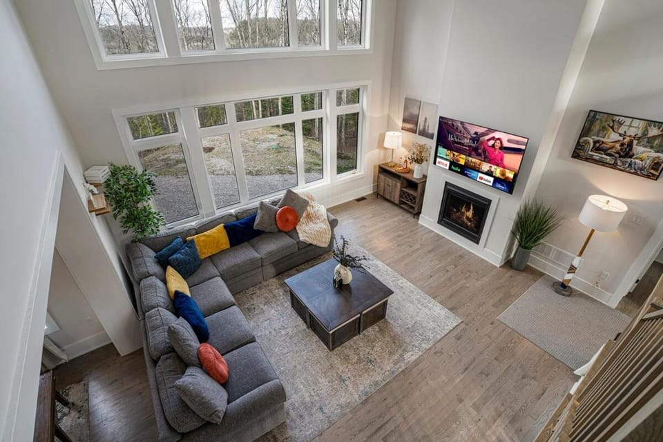 Communal lounge/ TV room, TV and multimedia, Living room, Seating area, Evening entertainment