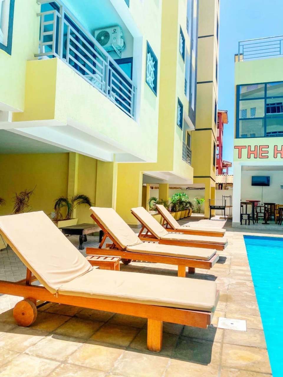 Swimming pool, sunbed