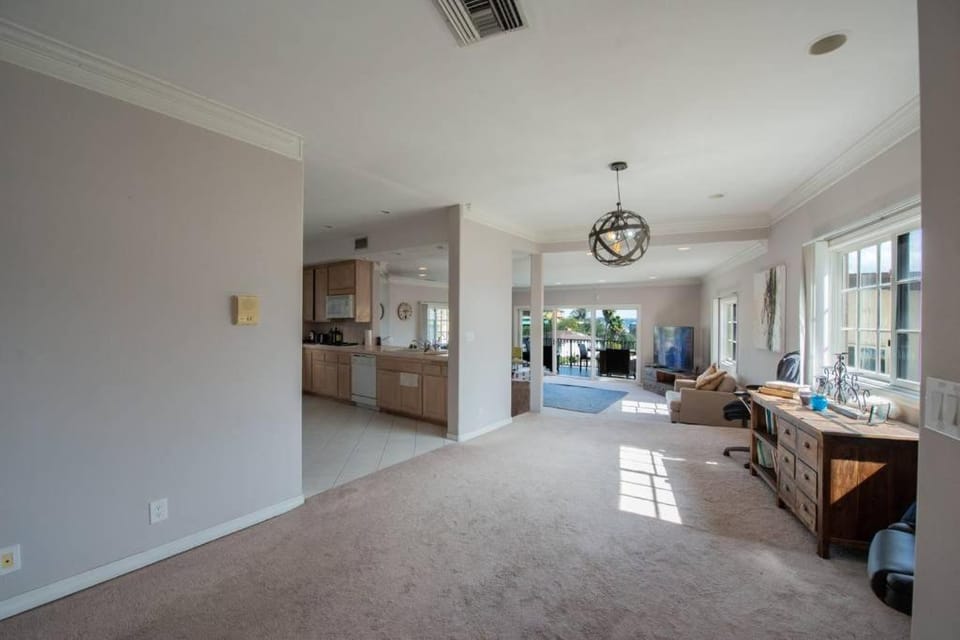 3 bed 2 bath Skyline View Luxury Apartment DTLA Apartment in Los Angeles