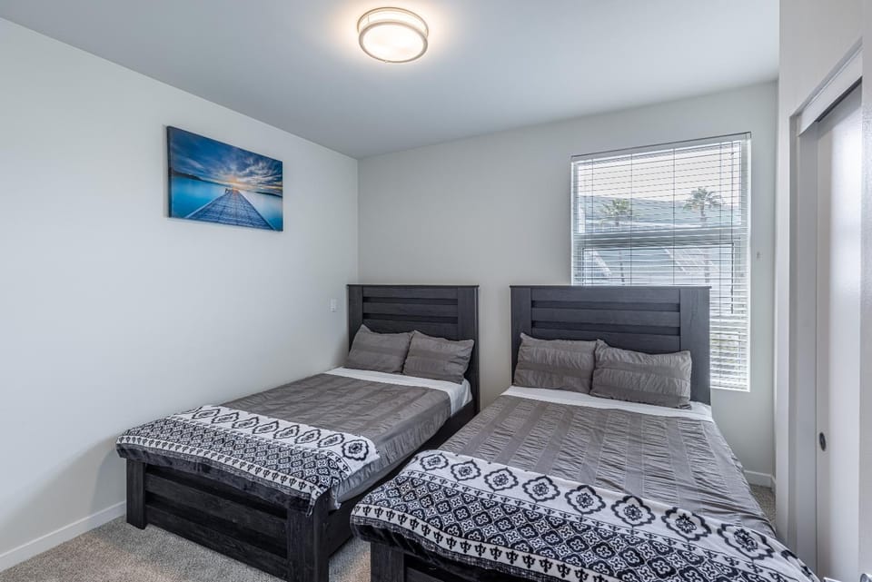 3 bed 2 bath Skyline View Luxury Apartment DTLA Apartment in Los Angeles