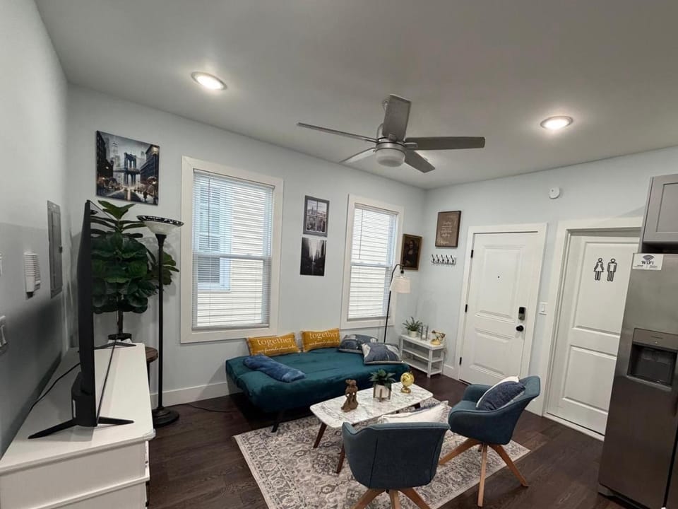 TV and multimedia, Living room, Seating area, air conditioner