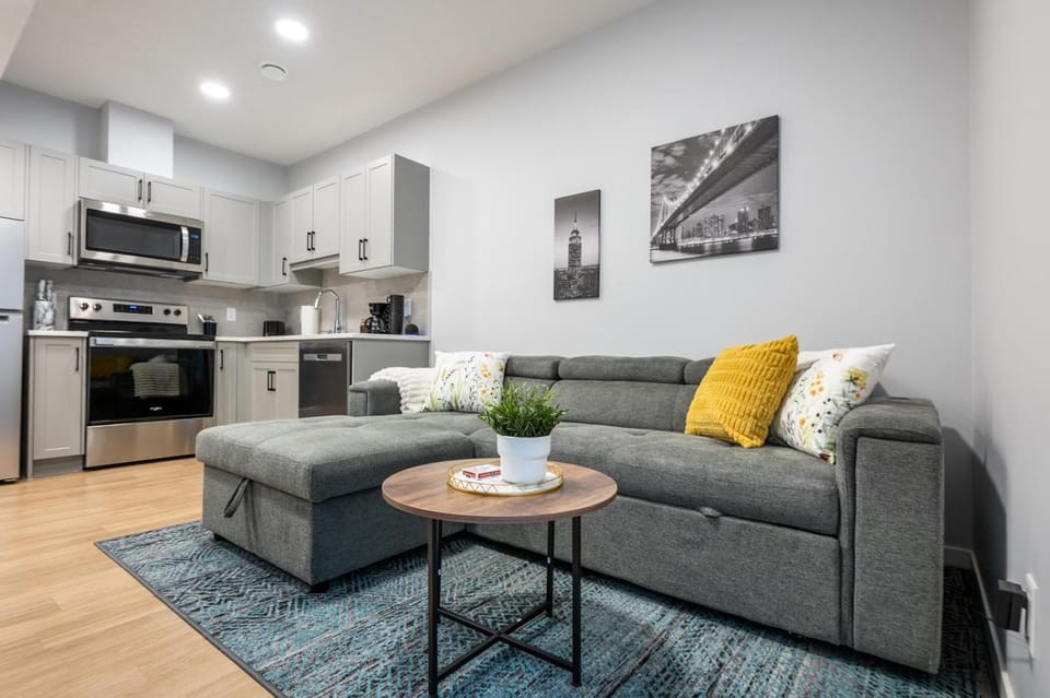Yellowstone Suite - 2 Bedroom, AC, Laundry, Parking, Banff Pass Apartment in Calgary