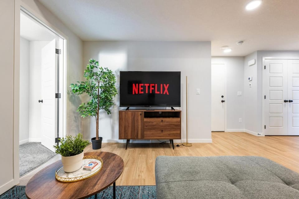 Yellowstone Suite - 2 Bedroom, AC, Laundry, Parking, Banff Pass Apartment in Calgary