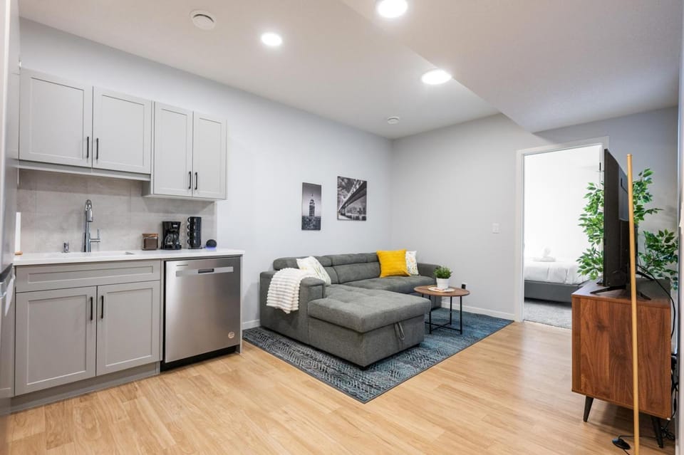 Yellowstone Suite - 2 Bedroom, AC, Laundry, Parking, Banff Pass Apartment in Calgary