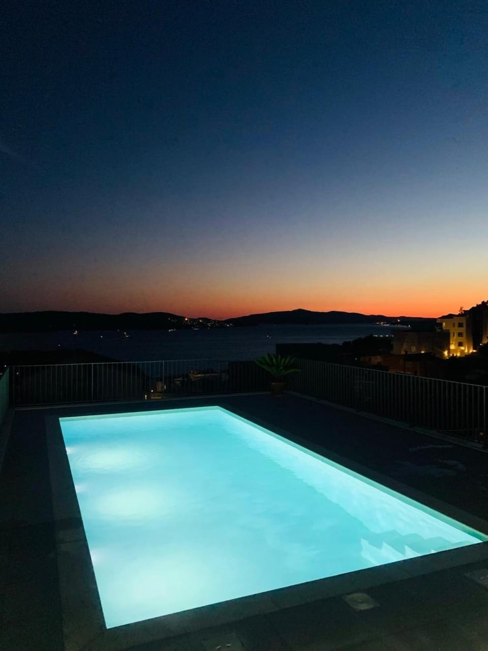 Hedonist Gold-hot tub, pool, WI FI, free parking, garden Apartment in Trogir