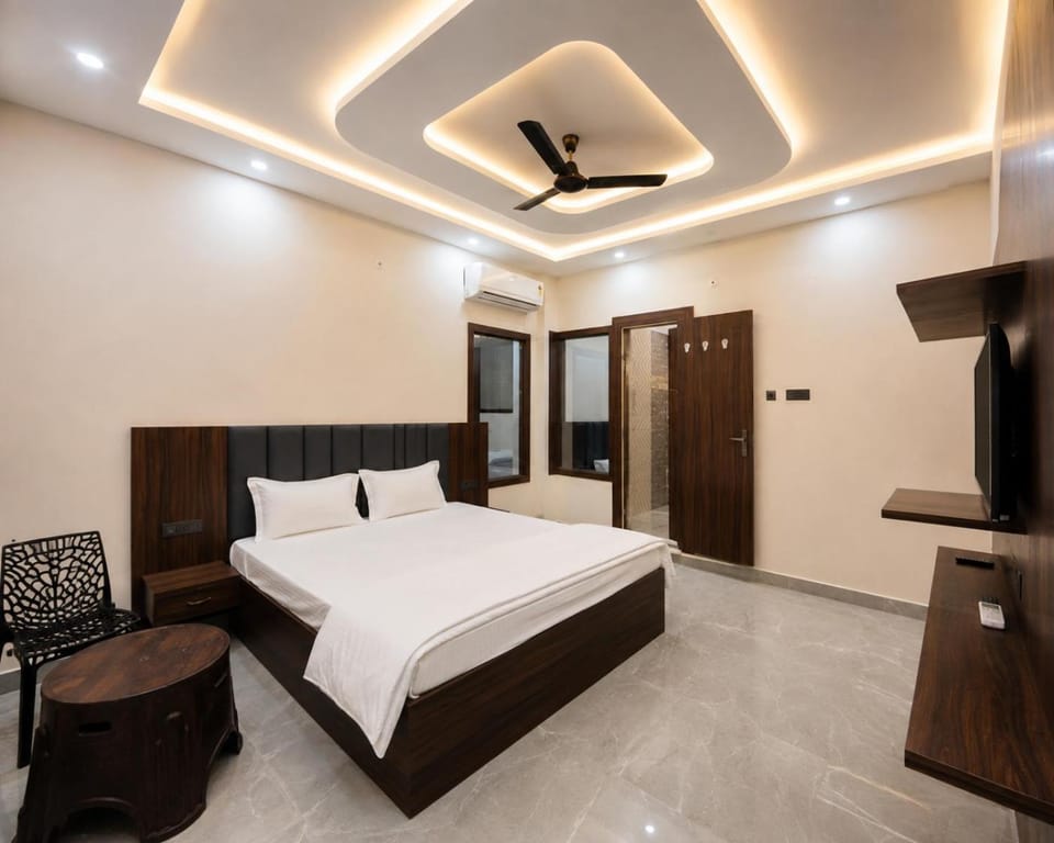 Hotel Ramyug Palace - 300 m from Ram Mandir Vacation rental in Uttar Pradesh