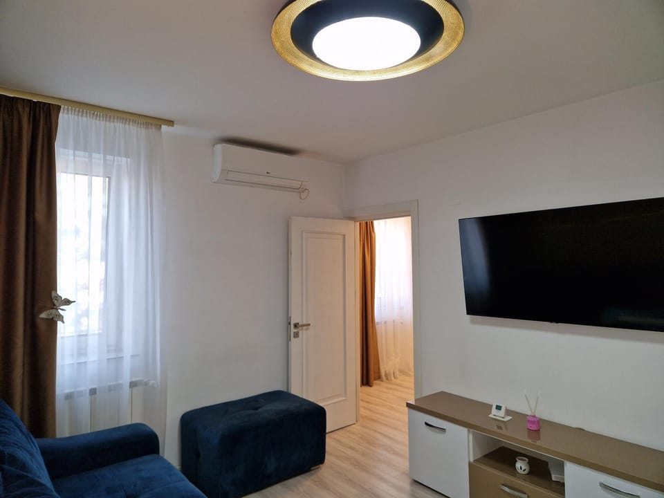 TV and multimedia, Living room, Seating area, Evening entertainment, air conditioner