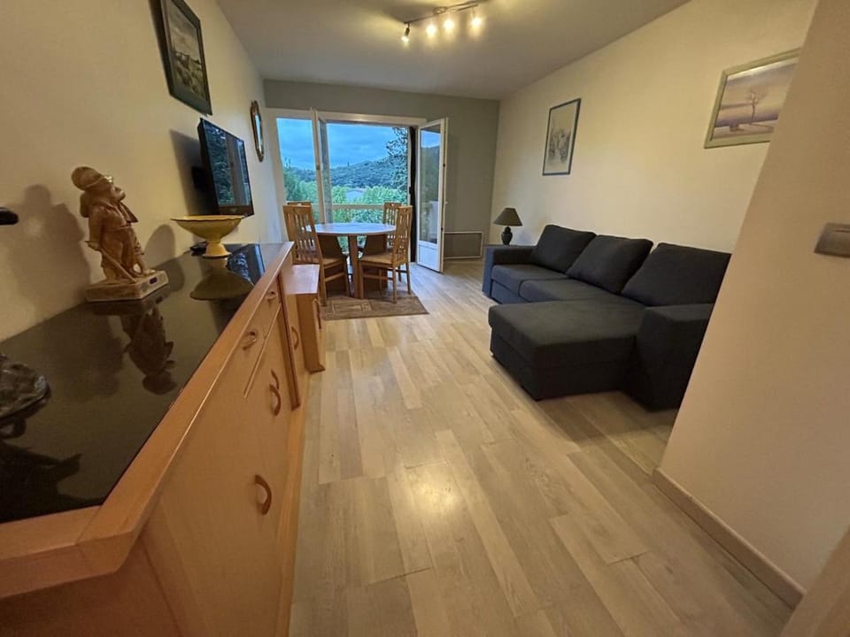 Charmant appartement avec jardin et terrasse comprenant 2 chambres au calme à proximité du centre ville, à 5 minutes du Lac du Salagou Apartment in Occitanie