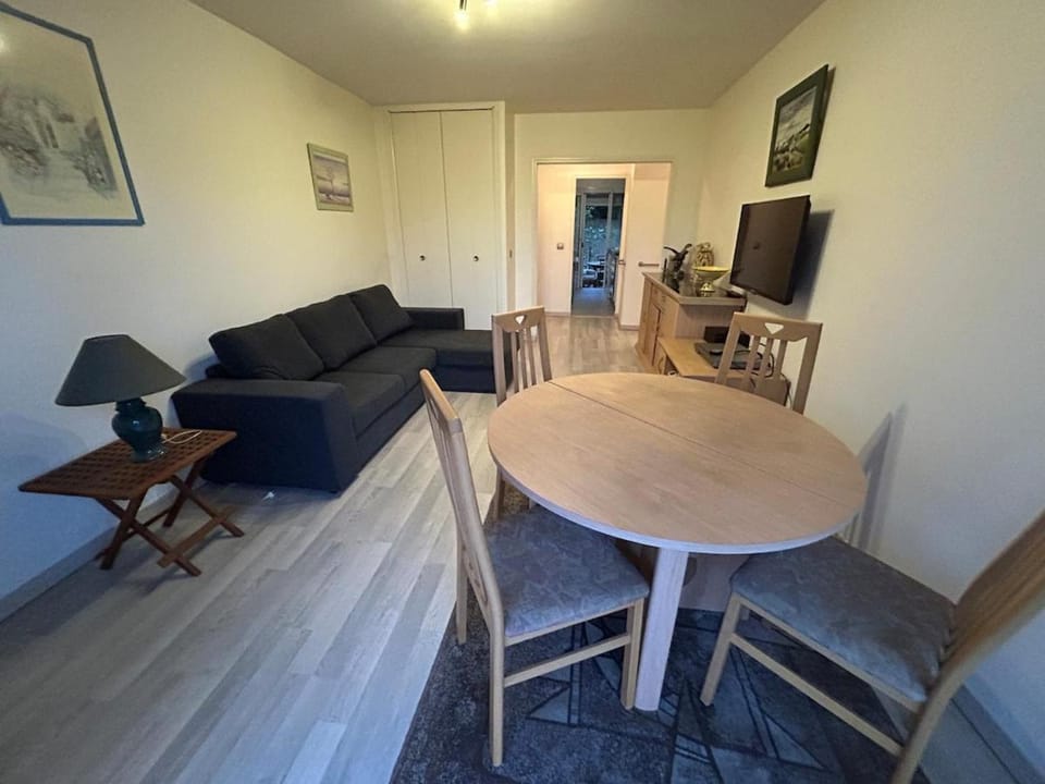 Charmant appartement avec jardin et terrasse comprenant 2 chambres au calme à proximité du centre ville, à 5 minutes du Lac du Salagou Apartment in Occitanie