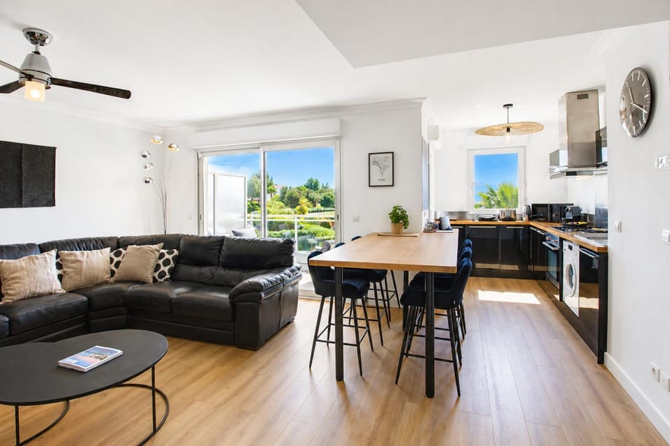 Balcony/Terrace, Living room, Dining area, flat iron, internet, stove, kitchen