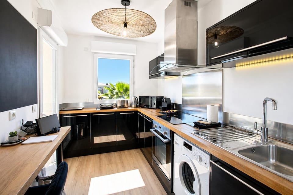 Coffee/tea facilities, dishwasher, microwave, oven, stove, washing machine, kitchen