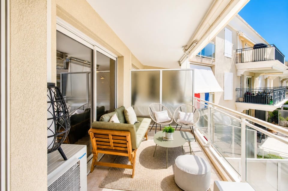JARDIN SECRET - T3 Lumineux Piscine Terrasse & Proche Plage Apartment in Antibes