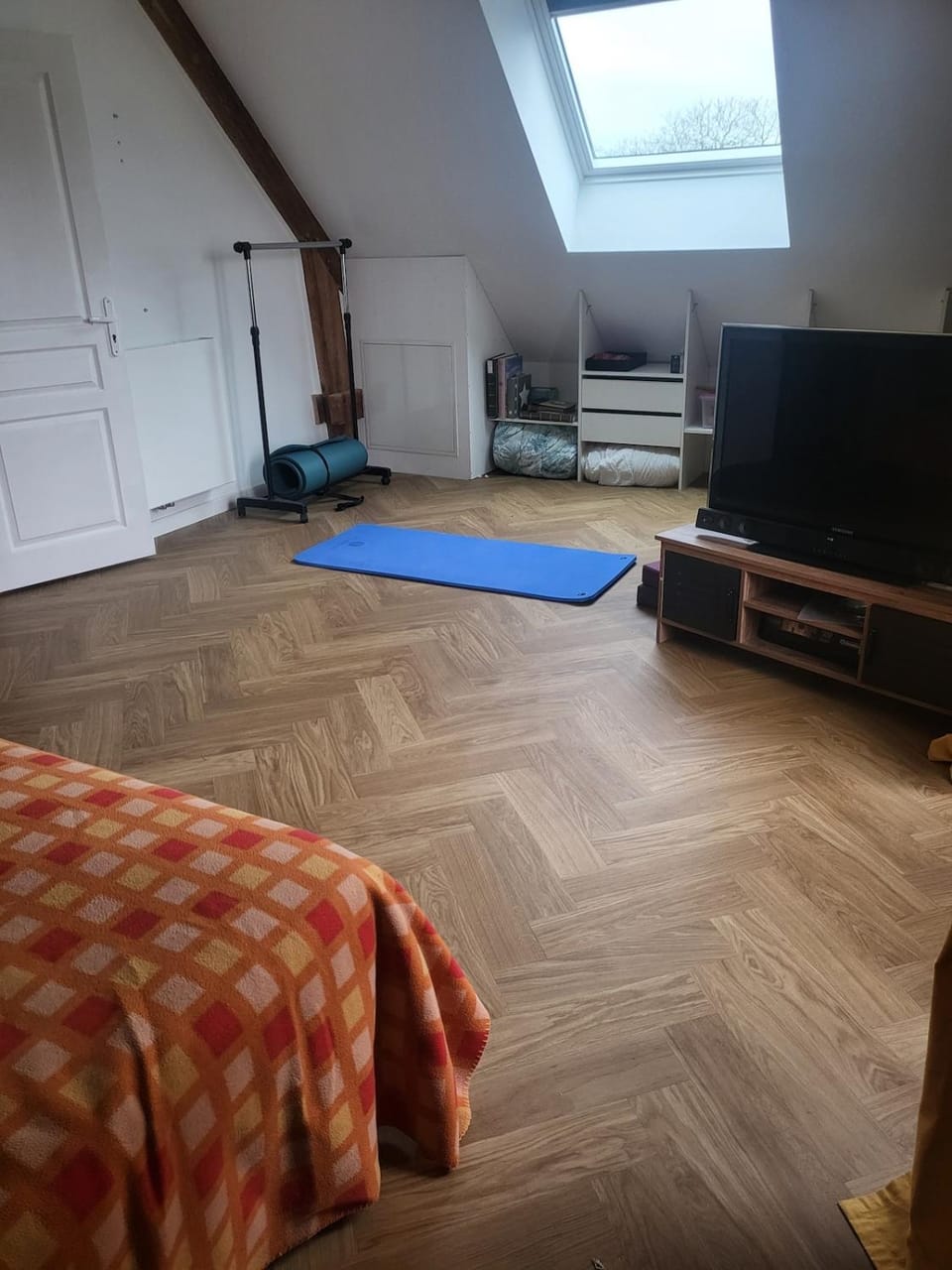 Photo of the whole room, Bedroom