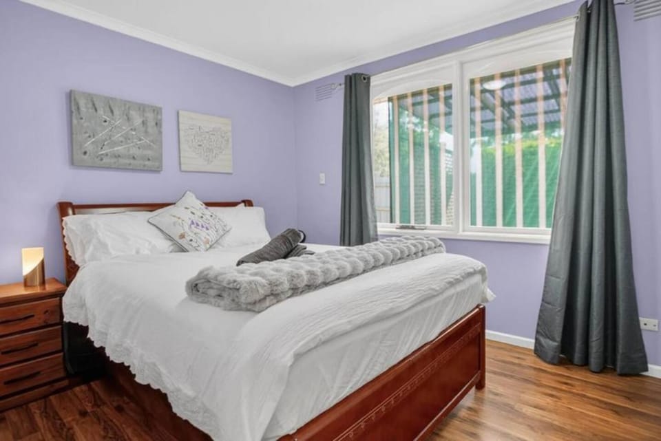 Spacious 4BR Home With Secure ParkingNear to Mall House in Frankston