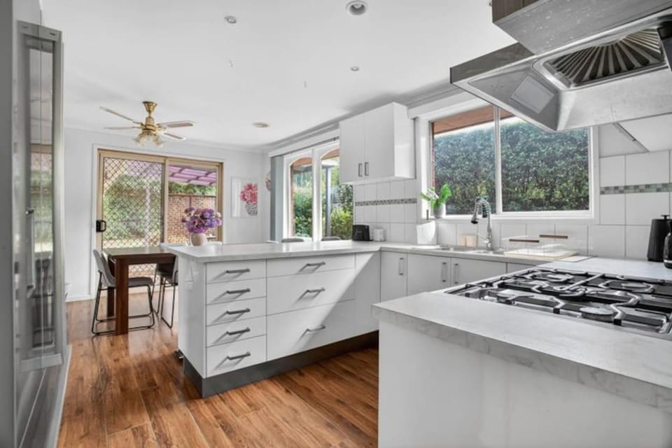Spacious 4BR Home With Secure ParkingNear to Mall House in Frankston