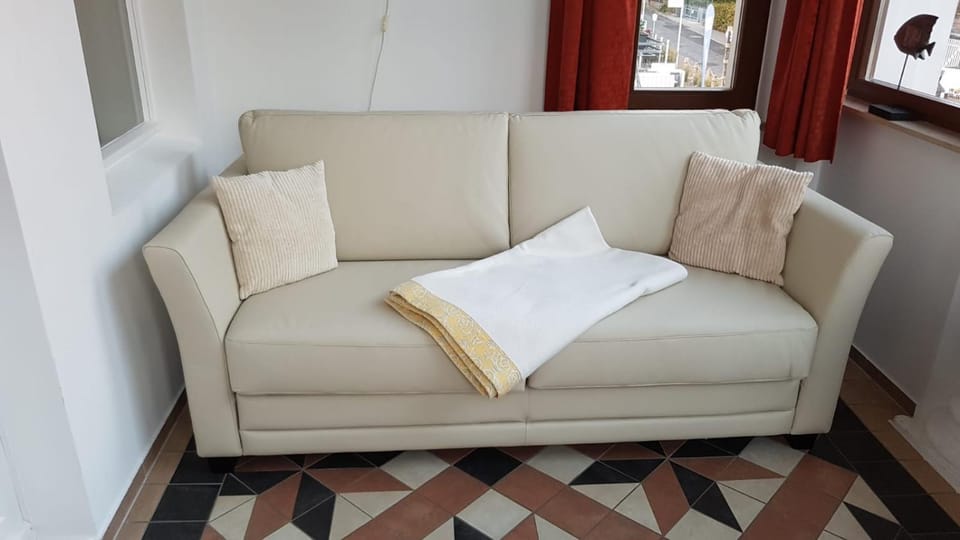 Bed, Seating area