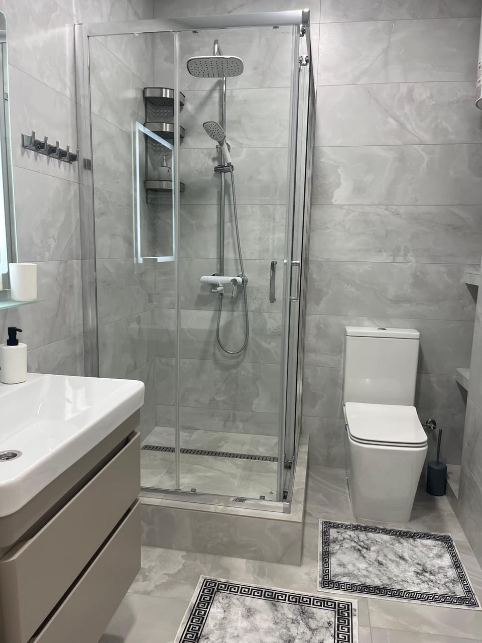 Shower, Toilet