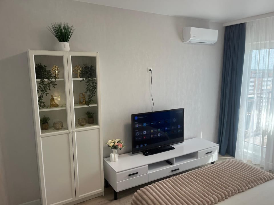 Bed, TV and multimedia, Seating area, Bedroom, air conditioner