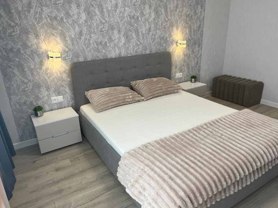 Bed, Seating area, Bedroom