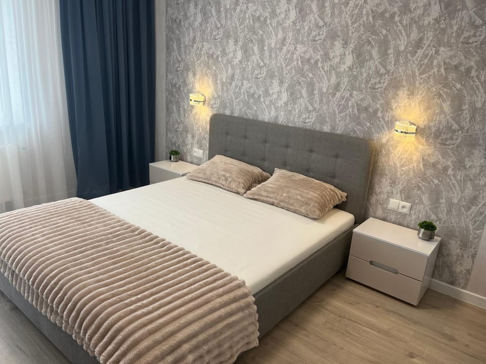 Bed, Seating area, Bedroom