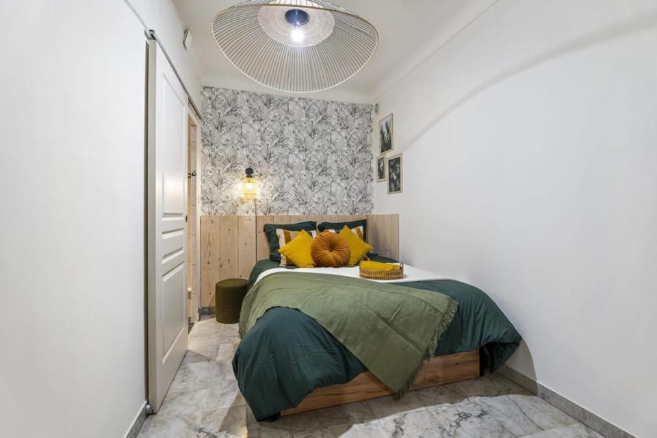 Photo of the whole room, Bedroom