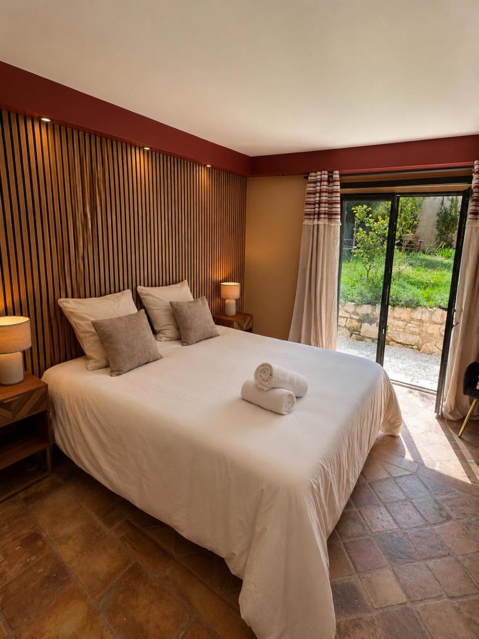 Bed, Photo of the whole room, Bedroom, towels