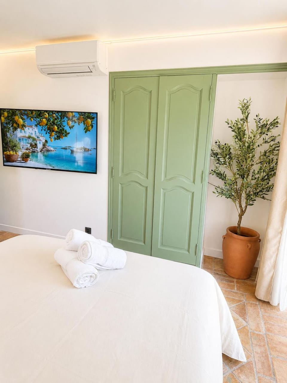 Bed, Photo of the whole room, Bedroom, towels, wardrobe, air conditioner