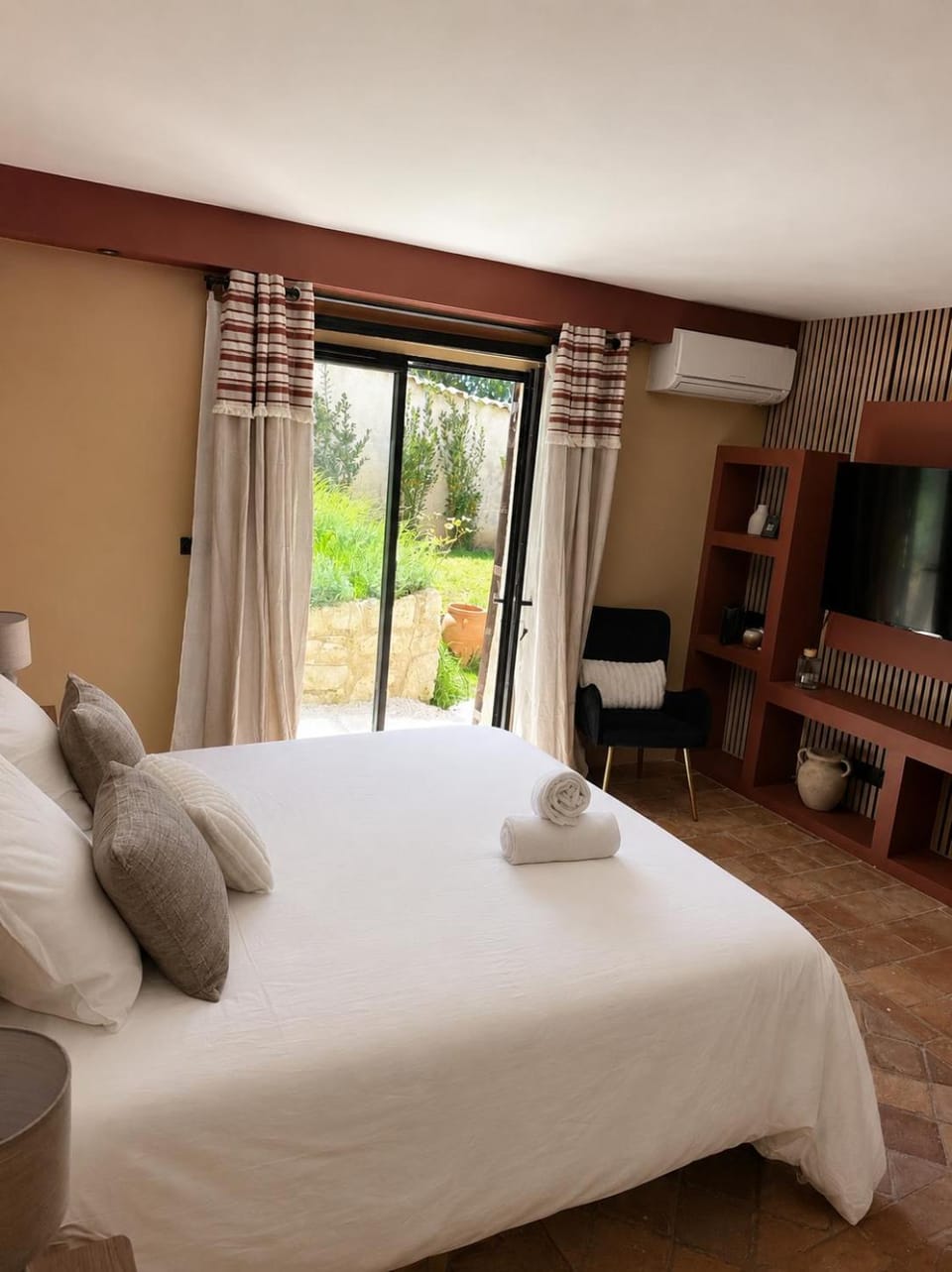 Bed, TV and multimedia, Photo of the whole room, Bedroom, towels