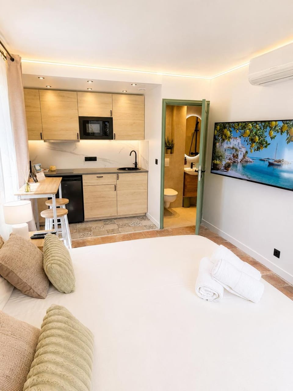 TV and multimedia, Kitchen or kitchenette, Photo of the whole room, Pool view