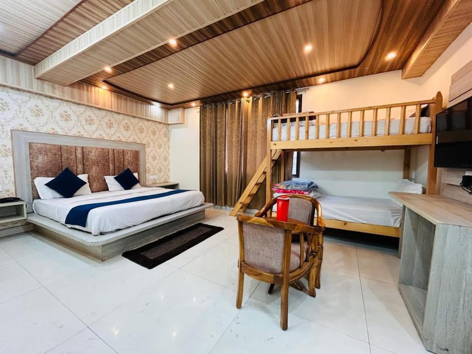Bed, TV and multimedia, Living room, Photo of the whole room, Seating area, Bedroom, bunk bed, minibar, towels, wardrobe