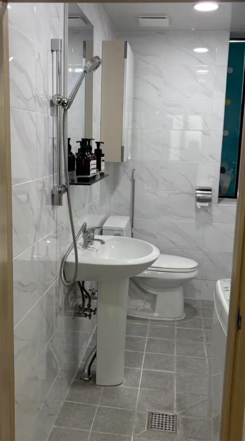 Near Busan Station, 6people, Room2 Bed3, 12pm, luggage, OTT, washing machine Apartment in Busan