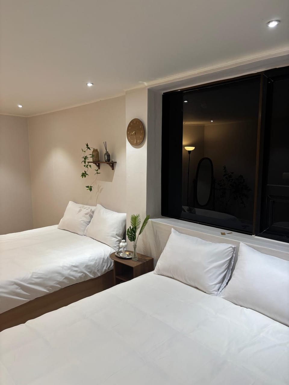 Near Busan Station, 6people, Room2 Bed3, 12pm, luggage, OTT, washing machine Apartment in Busan