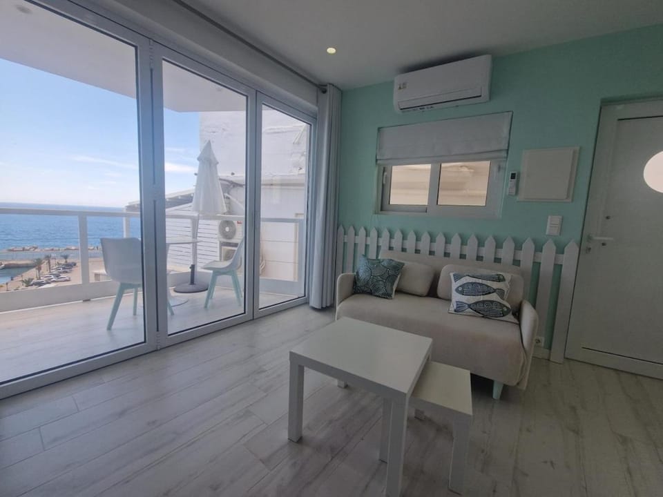 Living room, Sea view, internet, air conditioner
