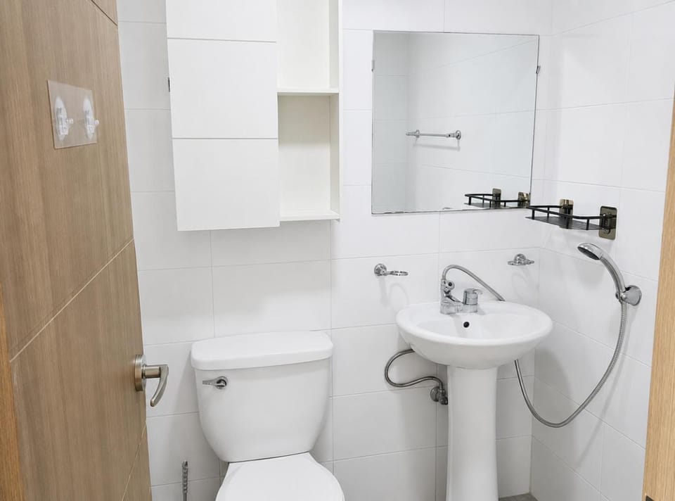 Shower, Toilet