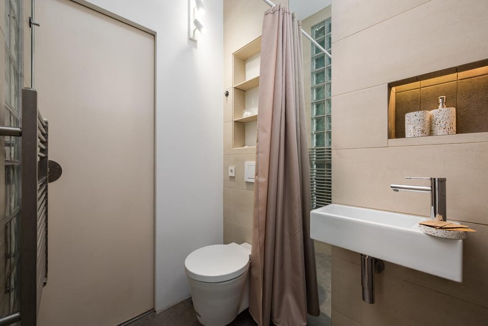 Shower, Toilet, Bathroom, towels