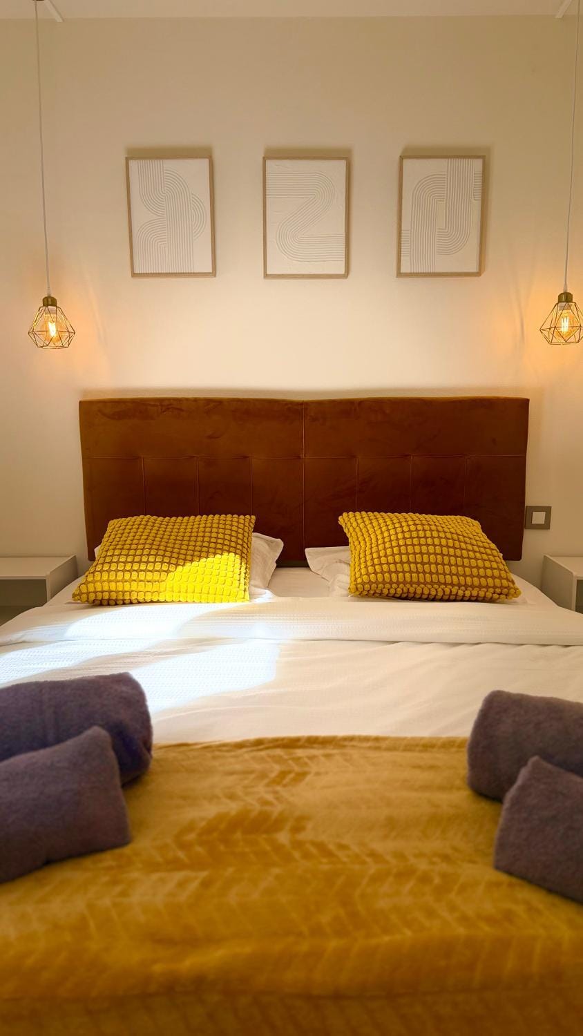 Bed, Bedroom, towels