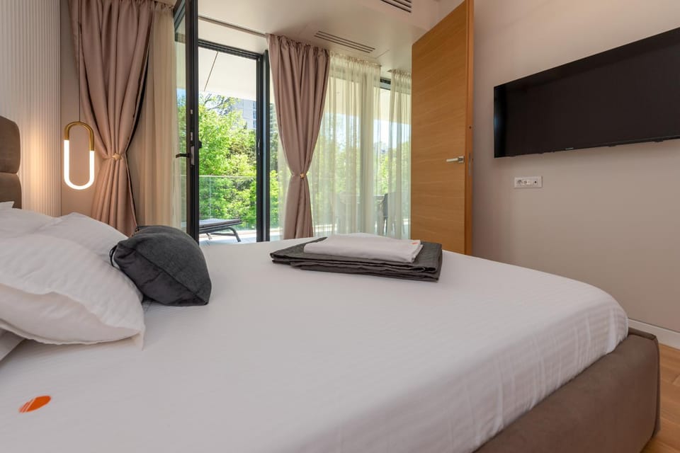 Bed, Photo of the whole room, Bedroom, towels, towels