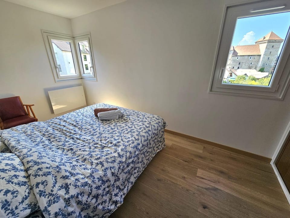 Bed, Photo of the whole room, Bedroom, towels