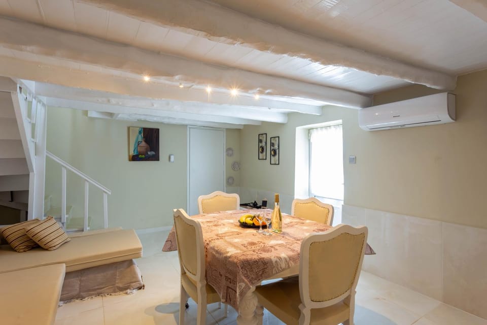 Living room, Seating area, Dining area, air conditioner