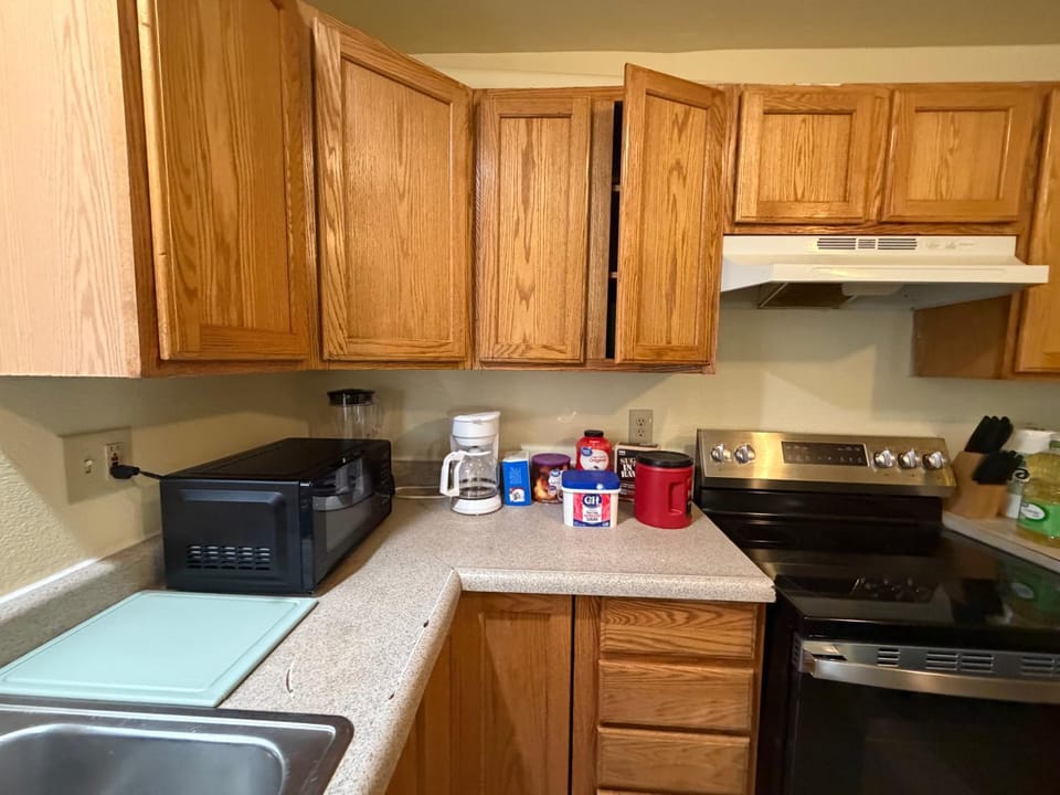 Coffee/tea facilities, microwave