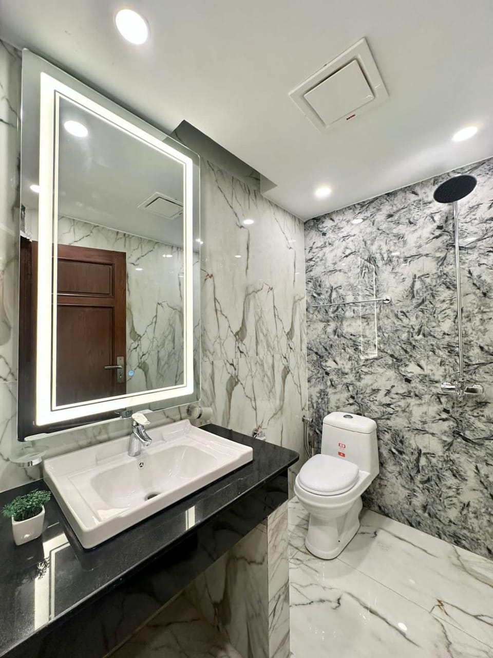 Shower, Toilet, Bathroom, towels